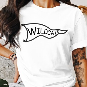 Unisex-T-Shirt | Bella + Canvas-Shirt | Wimpelshirt der Wildcats | High-School-Sportfan | Wildkatzen-Maskottchen | Sportliches Shirt | Fanclub-Shirt