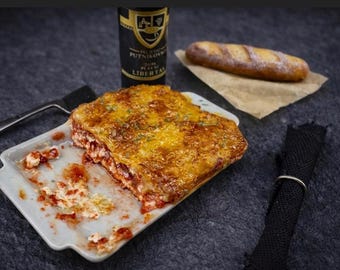 Lasaña miniatura, baguette y vino