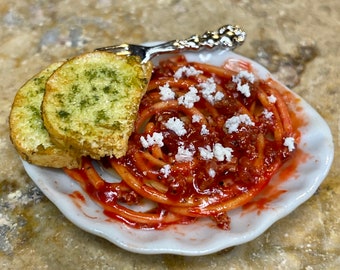 Spaghetti with cheesy garlic toast magnet