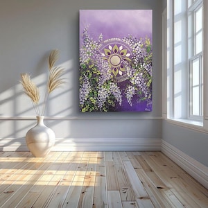 Può includere: Una grande opera d'arte su tela rettangolare con un motivo floreale nei toni del viola, bianco e verde. L'opera d'arte include un elemento centrale a forma di mandala con accenti dorati, circondato da fiori a cascata simili a glicini. Il pezzo è esposto in una stanza con un vaso ed erba della pampa.