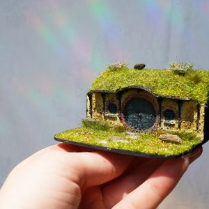Recanto do livro do diorama da fantasia do buraco do Hobbit | flores, cenário natural, decoração, geek, senhor dos anéis, Hobbiton, RPG, terreno de mesa