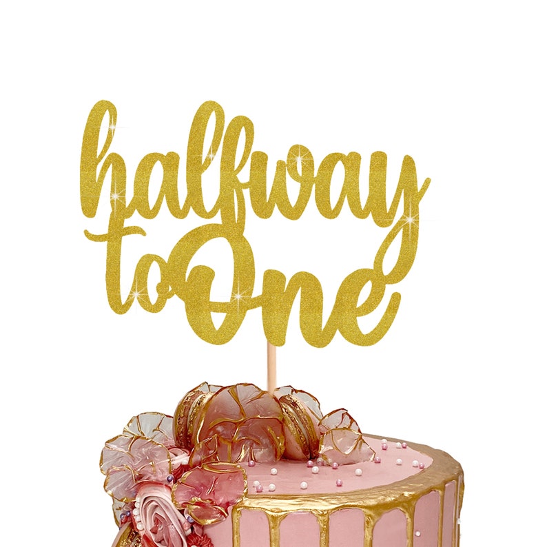 Puede incluir: Topper para pastel de purpurina dorada con el texto "halfway to one".