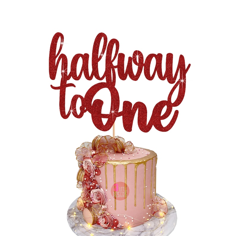 Puede incluir: Topper de pastel de purpurina roja con las palabras "halfway to one" para una celebraci&oacute;n de medio cumplea&ntilde;os.