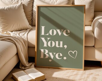 Könnte beinhalten: Ein gerahmter Kunstdruck mit den Worten "Love You, Bye." in Weiß auf einem salbeigrünen Hintergrund. Der Druck enthält ein weißes Herzsymbol. Der Rahmen ist hellholzfarben.