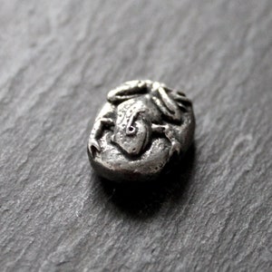 Safe Princess Frosch Perle in Pewter von Green Girl Studios. Kröte Vertraut.