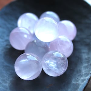 Esfera de cristal de cuarzo rosa. Bola de cristal sin perforar.