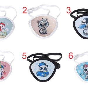 Può includere: Sei diversi parches per occhi con vari disegni di animali dei cartoni animati. I parches per occhi sono bianchi con un cinturino elastico bianco. I disegni includono un unicorno, un gatto, un panda e un gatto con un fiocco.