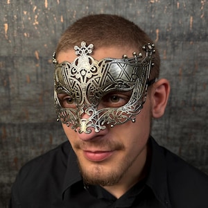 Carnival mask in the Venetian Baroque style - mystery and royal splendor