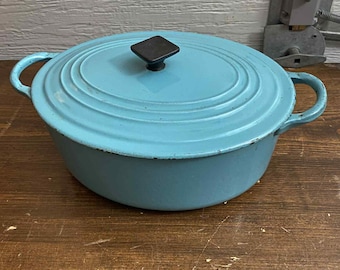 1950s Blau Le Creuset Dutch Oven Runde 2.5 Qts Größe BC Großer Deckeltopf Quadratischer Knopf Vintage Französisches Kochgeschirr Türkis emailliertes Gusseisen