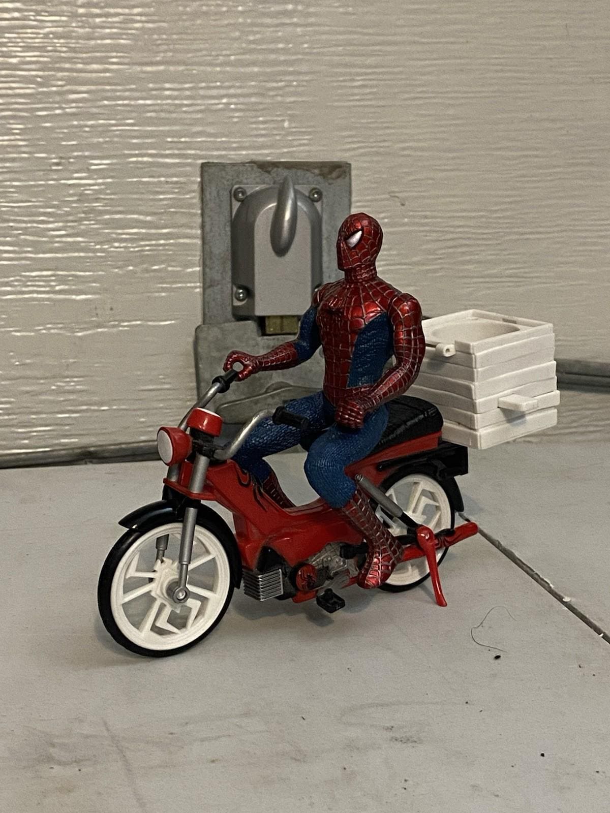 Spider Man 2 Toybiz 2004 Pizza Scooter Action Figure (read