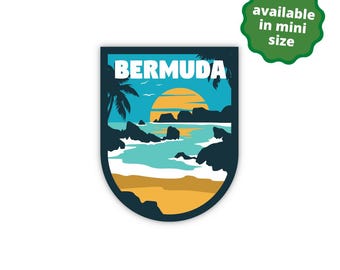 Pode incluir: Um autocolante em forma de escudo com uma cena de praia tropical, sol amarelo, céu azul, palmeiras azul-escuras e formações rochosas. A palavra BERMUDA está escrita em letras brancas maiúsculas. Um emblema verde indica available in mini size.