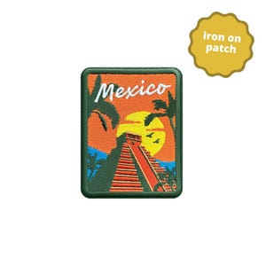 Peut inclure: Un écusson rectangulaire thermocollant brodé représentant une pyramide à degrés au Mexique sous un soleil jaune et un ciel orange. Le motif comprend des silhouettes de palmiers, des touches de bleu et le mot Mexico en lettres blanches.