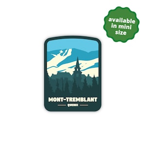 Peut inclure: Un autocollant bleu et vert avec une silhouette d'une ville de montagne avec un clocher d'église. Le texte "MONT-TREMBLANT QUÉBEC" est imprimé sur l'autocollant.