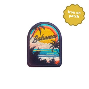 Peut inclure: Écusson brodé représentant une scène de plage tropicale avec des palmiers, un coucher de soleil et le mot "Bahamas". L'écusson a une bordure bleu foncé et le texte "iron on patch" sur une étiquette jaune.