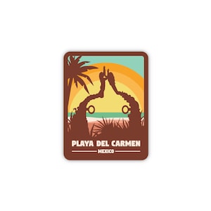 Pode incluir: Um adesivo de estilo retro com a silhueta de um arco de rocha natural com uma palmeira e um p&ocirc;r do sol. O texto "PLAYA DEL CARMEN - M&Eacute;XICO" est&aacute; impresso abaixo da imagem.