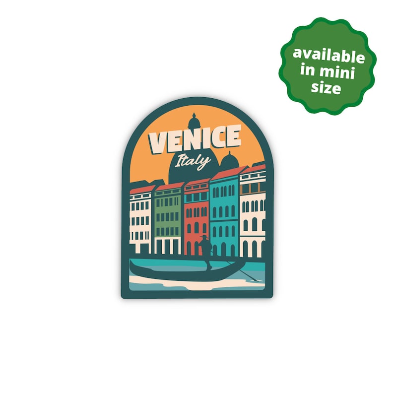 Może przedstawiać: Naklejka w stylu vintage z kolorową ilustracją budynk&oacute;w w Wenecji, Włochy. Naklejka ma zaokrąglony kształt łuku, a tekst "VENICE Italy" jest wydrukowany retro czcionką.