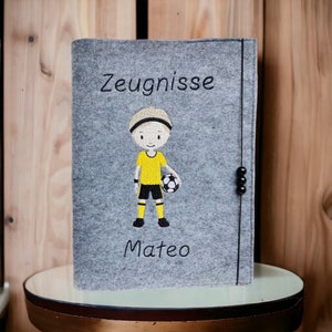 Zeugnismappe aus Filz inkl. 20 Seiten orig. LEITZ Mappe „Fußball-Junge“ Individuell Farbauswahl Geschenk Jungen Schule Einschulung