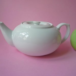 Tetera pequeña blanca de los años 90; capacidad aproximada de 3/4 a 1 litro - tetera, cafetera, cacaotera - vintage