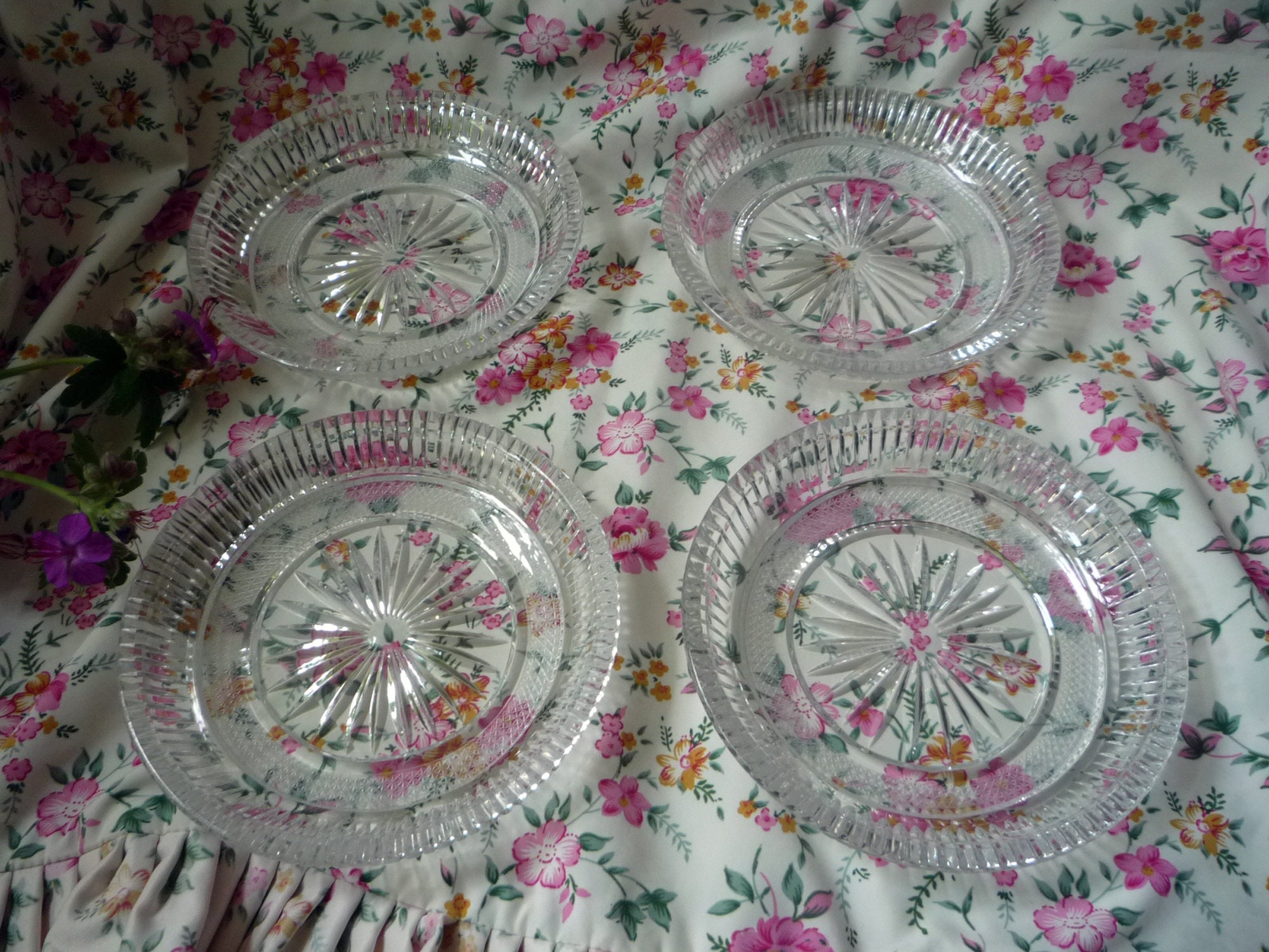 4 beautiful glass plates - salad plates - dessert plates - glass bowls - small bowls - salad bowls - vintage