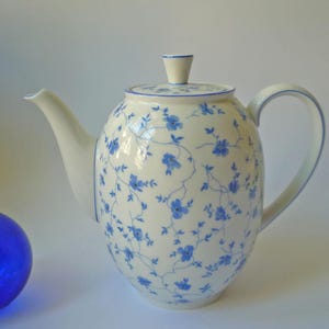 Blåvit tekanna från Arzberg från 1980-talet, tekanna med lock, spridda blommor, kaffekanna, kaffekanna – vintage.