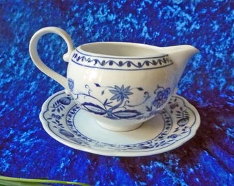 blau weiße Sauciere mit Unterteller, Zwiebel Muster, Saucen Kännchen, Servier Schale, aus den 1980er Jahren, Kahla, DDR / GDR - Vintage