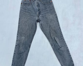 Könnte beinhalten: Eine hellgraue Jeans mit hoher Taille und geradem Bein.