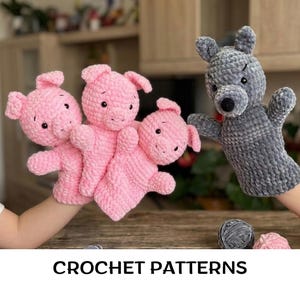 Puede incluir: Tres marionetas de mano de ganchillo de color rosa claro con forma de cerdito y una marioneta de mano de ganchillo de color gris oscuro con forma de lobo. Cada marioneta tiene un acabado de hilo suave y texturizado, orejas pequeñas y ojos negros.