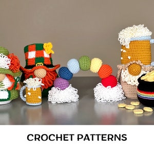 Puede incluir: Patrones de crochet para un conjunto de gnomos y jarras de cerveza. Los gnomos llevan sombreros verdes, rojos y blancos y tienen barbas blancas. Las jarras de cerveza son marrones y blancas y tienen un arcoíris de ovillos de lana en el fondo.