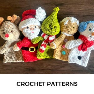 Puede incluir: Una colección de cinco marionetas de personajes de ganchillo: un reno, Papá Noel, el Grinch, un hombre de jengibre y un muñeco de nieve. Cada marioneta está hecha con hilo texturizado y presenta detalles distintivos. El texto "CROCHET PATTERNS" se muestra debajo.