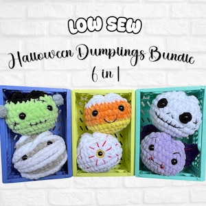 Puede incluir: Un conjunto de seis albóndigas de peluche tejidas a ganchillo con temática de Halloween en tres cajas de plástico. El texto dice LOW SEW Halloween Dumplings Bundle 6 in 1. Los peluches incluyen un monstruo verde, una momia, maíz dulce, un globo ocular, un fantasma y un murciélago.