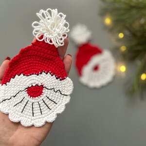 K&ouml;nnte beinhalten: Ein geh&auml;keltes Weihnachtsmann-Hut-Ornament mit einem wei&szlig;en Bommel und rot-wei&szlig;em Besatz.
