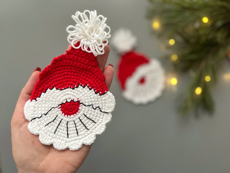 K&ouml;nnte beinhalten: Ein geh&auml;keltes Weihnachtsmann-Hut-Ornament mit einem wei&szlig;en Bommel und rot-wei&szlig;em Besatz.