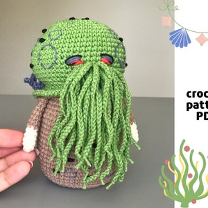 Puede incluir: Patrón de crochet PDF para un monstruo Cthulhu amigurumi verde y marrón con tentáculos. El patrón está disponible para descargar.