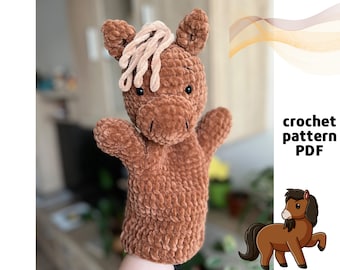 Könnte beinhalten: Eine braune, gehäkelte Pferd-Handpuppe mit hellbrauner Mähne. Die Puppe hat eine weiche, plüschige Textur und ist für die Hand konzipiert. Der Text "crochet pattern PDF" und eine Pferdeillustration sind ebenfalls enthalten.