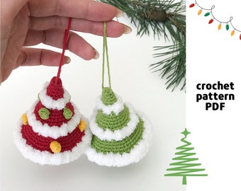 Könnte beinhalten: Zwei gehäkelte Weihnachtsbaumschmuckstücke, eines rot und eines grün, mit weißem Besatz und gelben und grünen Verzierungen. Häkelanleitung PDF.