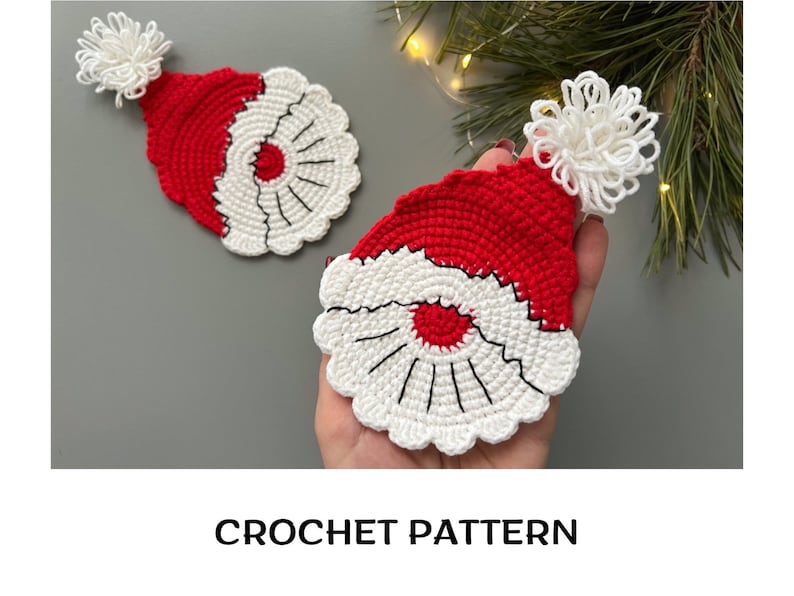 K&ouml;nnte beinhalten: Zwei geh&auml;kelte rote und wei&szlig;e Weihnachtsmann-Hut-Untersetzer mit wei&szlig;en Bommeln. CROCHET PATTERN steht unter dem Bild.
