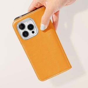 Funda tipo cartera minimalista de piel sintética color naranja cadmio y amarillo para iPhone 16, 15, 14 y 13 Pro, Samsung Galaxy S25, S24 y S23 Plus Ultra