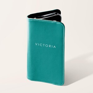 Cartera personalizada con nombre y tarjetero de piel sintética vegana para iPhone 16, 15, 14, 13, 12, 11 Pro, Samsung Galaxy S25, S24, S23 Plus Ultra