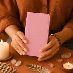Funda minimalista rosa con tarjetero de piel vegana para Samsung Galaxy S26, S25, S24 Plus, Ultra, iPhone 17, 16, 15, 14 y 13 Pro.