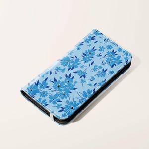 Blau Blumen Wildflower Geldbörse Handyhülle | Vegan Leder Kartenhalter Handytasche iPhone 16 15 14 13 Pro Samsung Galaxy S25 S24 S23 Plus Ultra