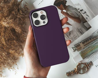 Può includere: Una cover per smartphone color viola scuro a tinta unita, di forma rettangolare con angoli arrotondati e un ritaglio preciso per un sistema a tre fotocamere. La cover presenta una finitura opaca liscia e copre il retro e i lati.