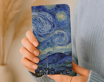 Może przedstawiać: Prostokątne etui na telefon z obrazem "Gwiaździsta noc" Van Gogha. Etui przedstawia wirujące niebieskie niebo nocą z gwiazdami, półksiężycem i wioską. Grafika to słynny obraz postimpresjonistyczny.
