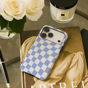 Lavendelfärgat vågigt rutigt preppy kawaii mobilskal Samsung Galaxy S26 S25 S24 S23 fe Plus Ultra iPhone 17 17e 16 16e 15 14 13 Pro Pixel 10 9a