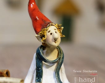 Nain assis, statuette en poterie, figurine en argile de lutin, gnome fabriqué à la main.