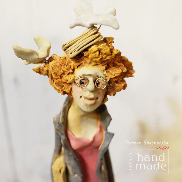 Figurine en céramique, fille en céramique avec des livres, œuvre d'art, fabriquée à la main, figurine en céramique avec des livres, sculpture de femme
