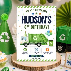 Op de afbeelding: Een verjaardagsuitnodiging met een groene vuilniswagen, ballonnen en de tekst "HUDSON'S 3RD BIRTHDAY!". Andere elementen zijn een cupcake, een feesthoedje en een bord met "HAPPY BIRTHDAY!"