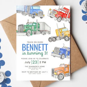 Peut inclure: Une invitation d'anniversaire avec des illustrations à l'aquarelle de camions bleus, verts, rouges, jaunes et oranges. L'invitation indique "Truck on Over !" et annonce que Bennett fête ses 3 ans, avec la date et l'heure de la fête.