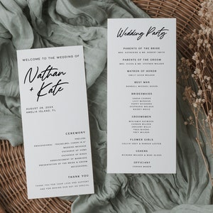 Può includere: Un programma per una cerimonia di matrimonio con i nomi Nathan e Kate stampati in corsivo nero. Il programma elenca la festa di matrimonio, i dettagli della cerimonia e un messaggio di ringraziamento.