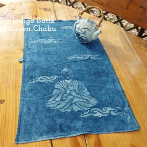 BUDDHA IN CLOUDS, indigo batik linnen theemat, handgeverfde chabu-ceremoniedoek, tafelloper gongfu-thee, decoratieve theedoek