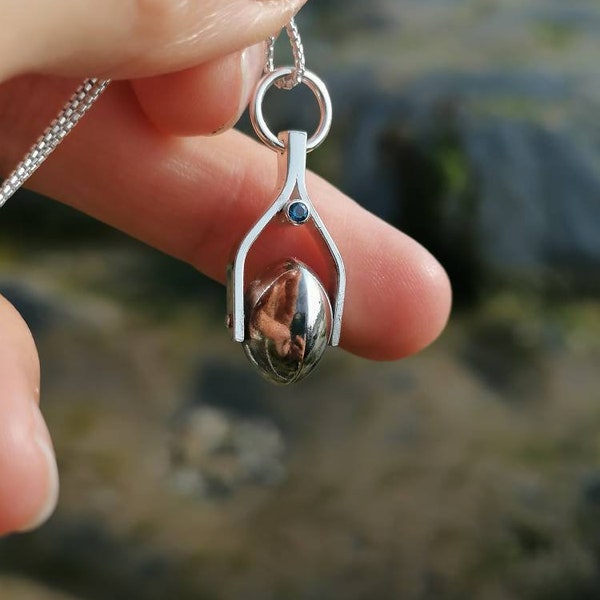 Spinner moon necklace